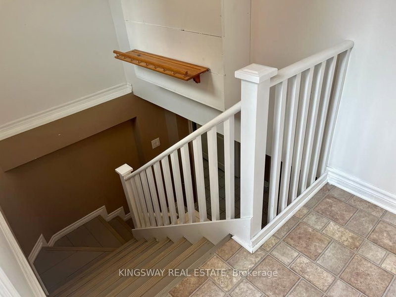 325 Salisbury Lane, Newmarket, L3Y 8A6 | Image 3