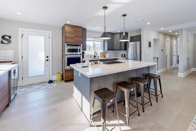 646 Simcoe Rd, Bradford West Gwillimbury, L3Z 4A9 | Image 2