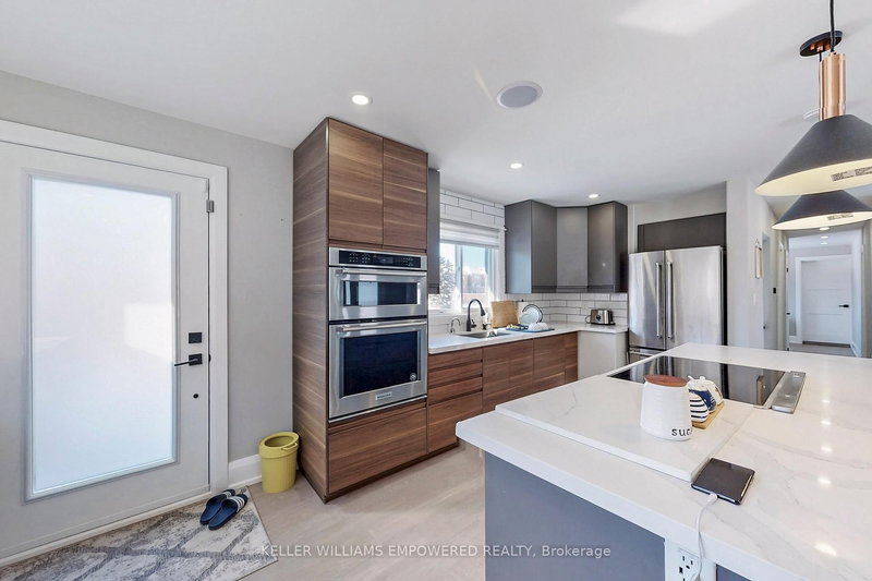 646 Simcoe Rd, Bradford West Gwillimbury, L3Z 4A9 | Image 3