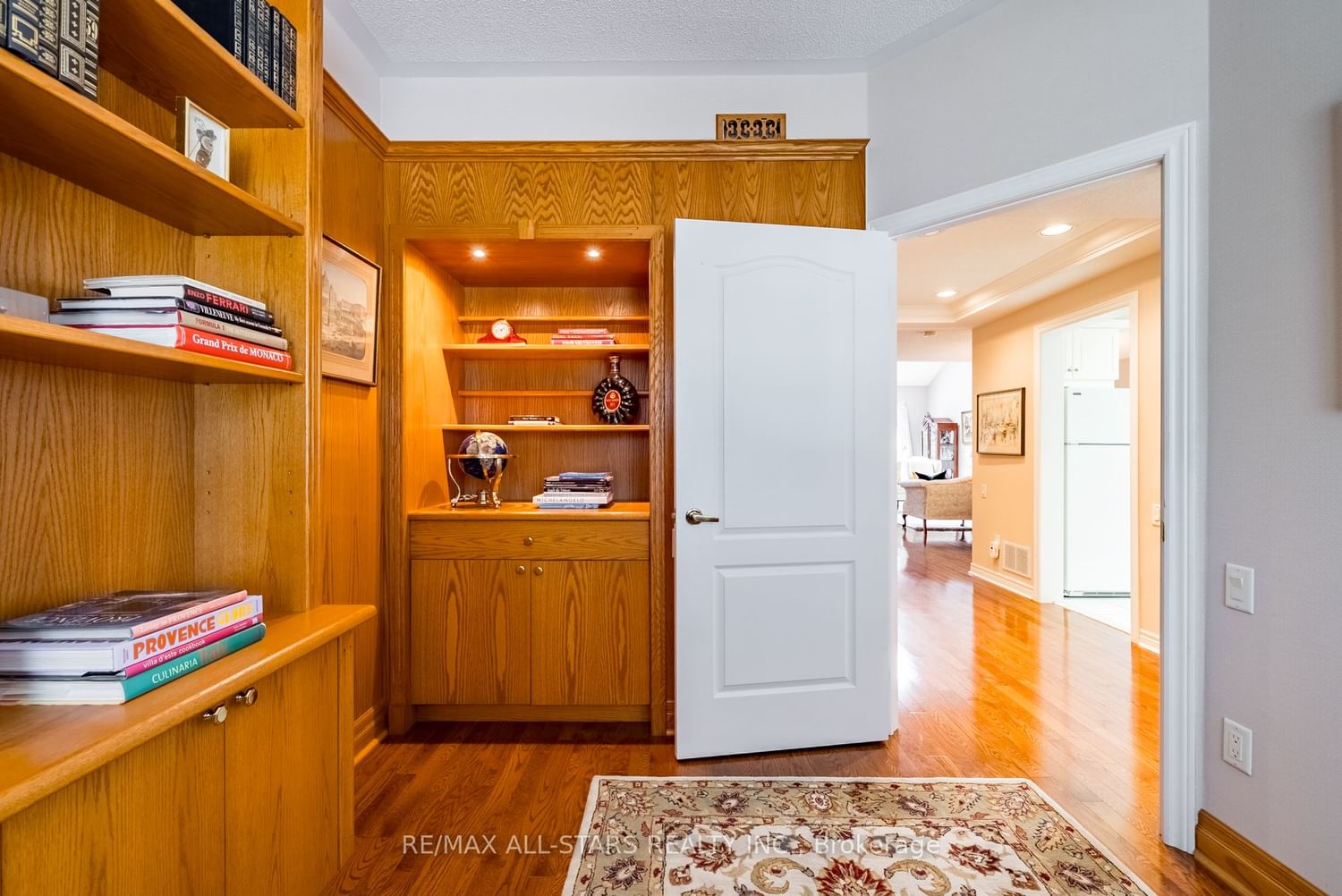 Listing Image 4