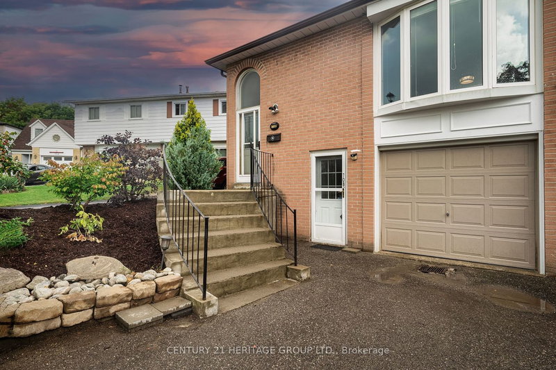 708 Jackson Crt, Newmarket, L3Y 5A6 | Image 2