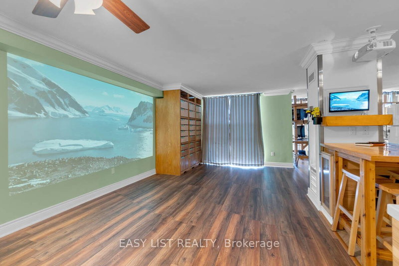 810 - 20 Harding Blvd W, Richmond Hill, L4C 9S4 | Image 3