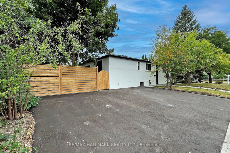 304 Kerswell Dr, Richmond Hill, L4C 2X2 | Image 2
