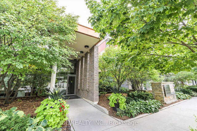 210 - 39 Upper Duke Cres Crescent