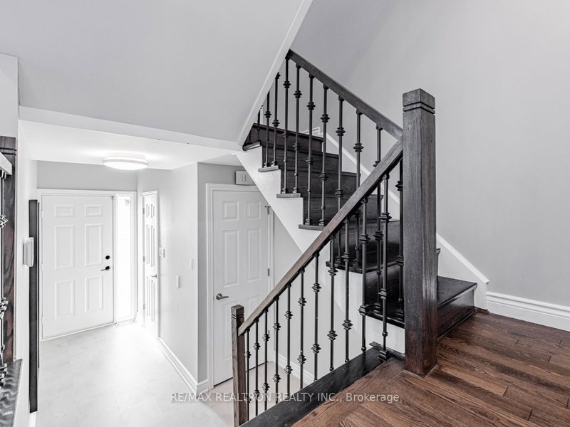 40 Stately Way, Markham, L3T 3Z8 | Image 2