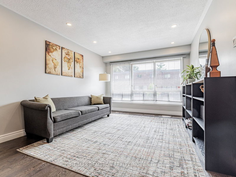 40 Stately Way, Markham, L3T 3Z8 | Image 3