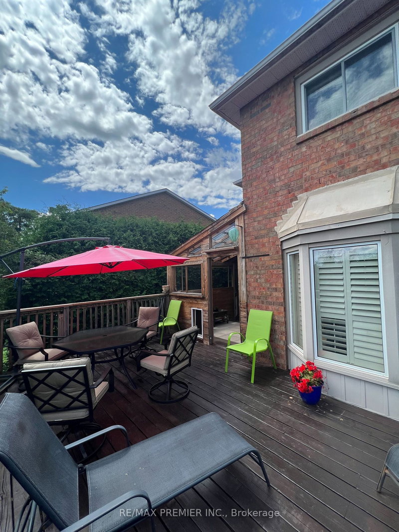 27 Dawson Cres, Aurora, L4G 4T7 | Image 3