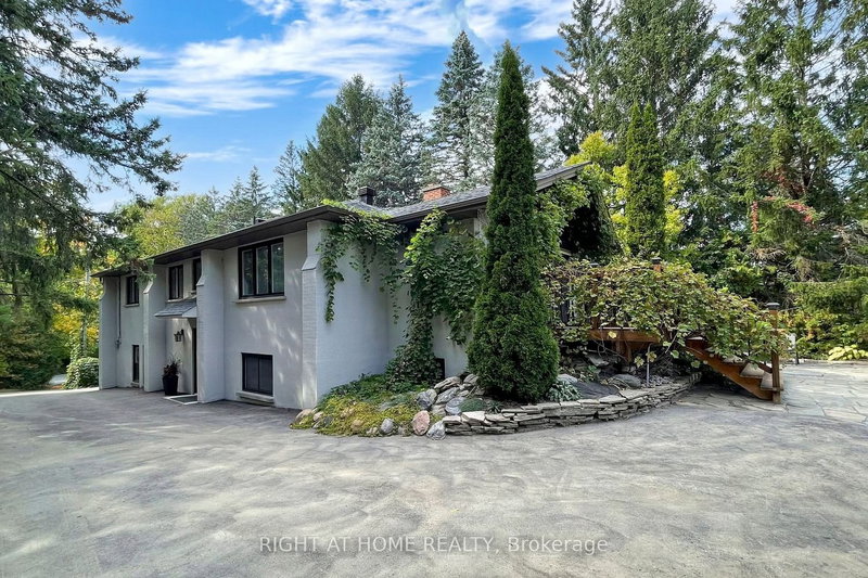 15 Old Church Rd, King, L7B 1K4 | Image 2