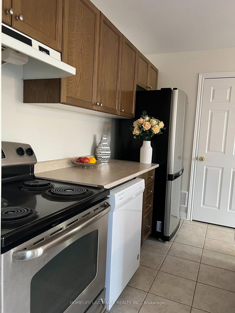 Coach H - 33 Oakmoor Lane, Markham, L6B 0P1 | Image 3