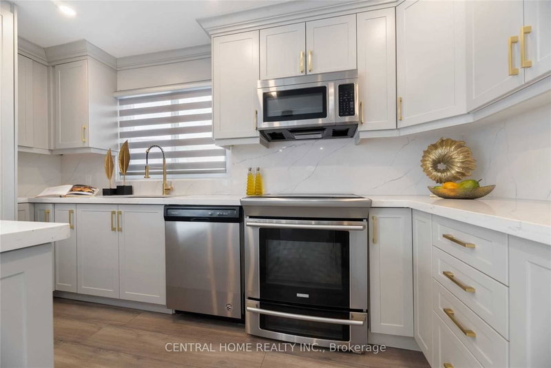 Main - 139 Maurice Crt, Newmarket, L3Y 2W1 | Image 2