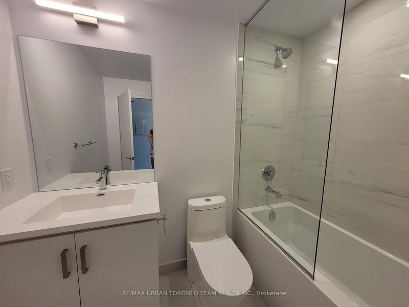 909 - 60 Honeycrisp Cres, Vaughan, L4K 0M7 | Image 3