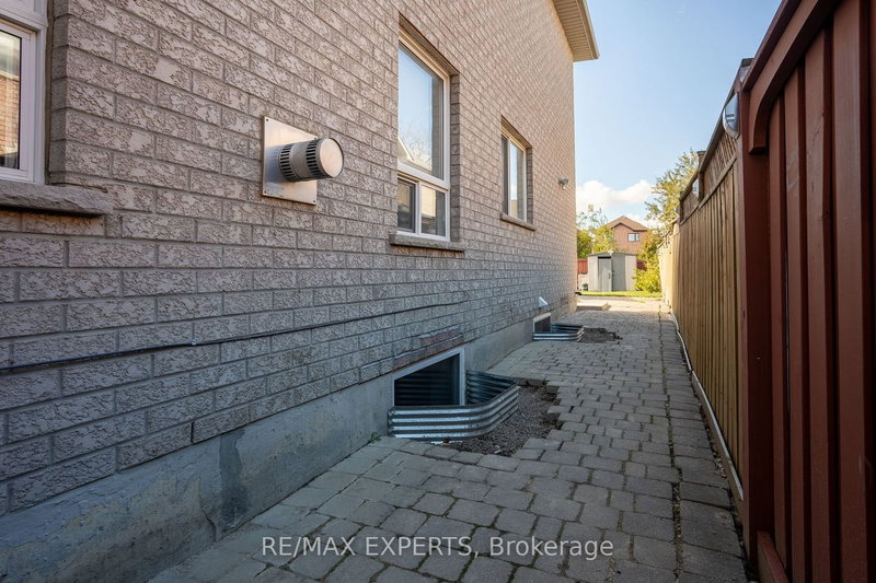 10 Blue Diamond Terr, Vaughan, L4H 2G3 | Image 3