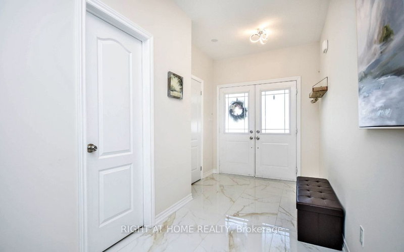 136 Noble Dr, Bradford West Gwillimbury, L3Z 2A5 | Image 3