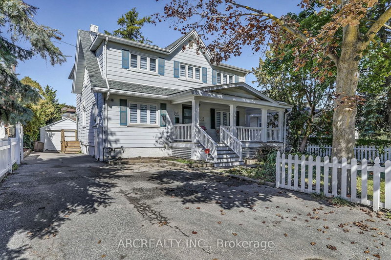 97 Centre St E, Richmond Hill, L4C 3P6 | Image 2