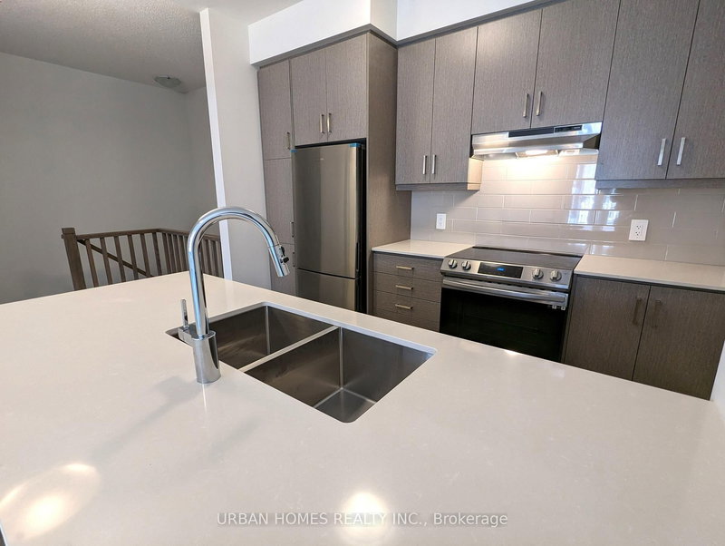 65 - 31 Honeycrisp Cres, Vaughan, L4K 0N6 | Image 2