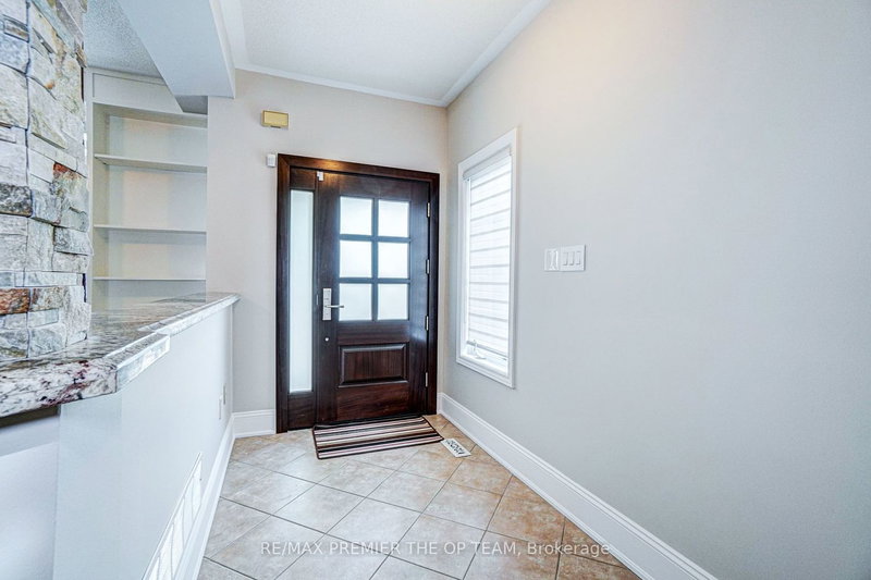 219 Regency View Hts, Vaughan, L6A 3V3 | Image 2