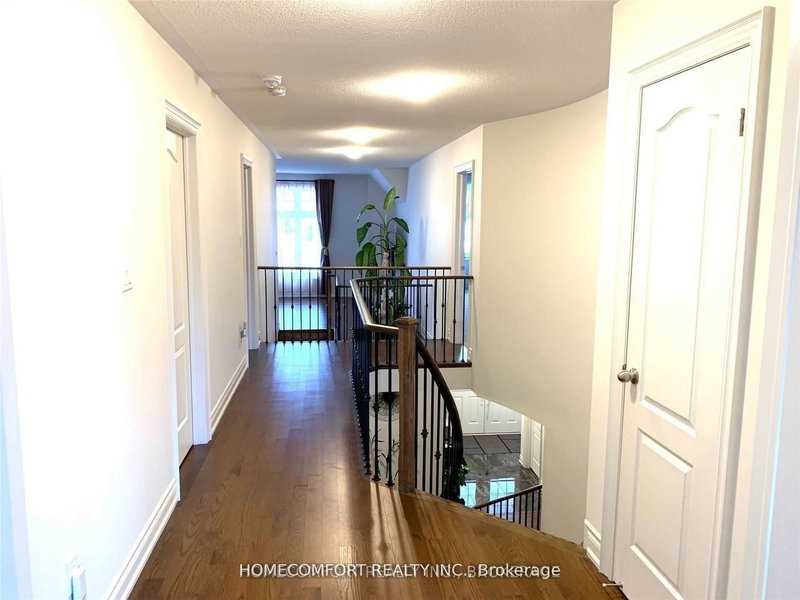 945 Langford Blvd, Bradford West Gwillimbury, L3Z 4J2 | Image 2