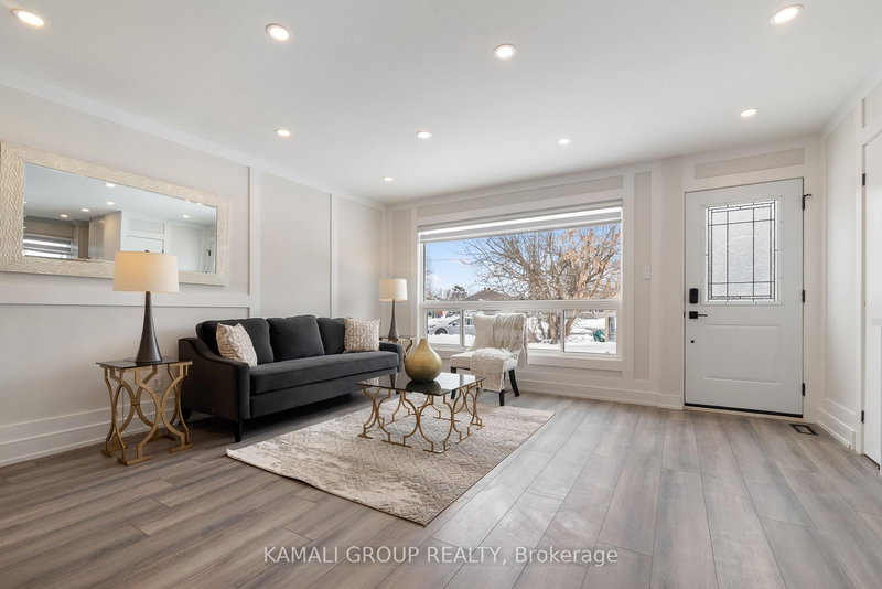 Main - 139 Maurice Crt, Newmarket, L3Y 2W1 | Image 2