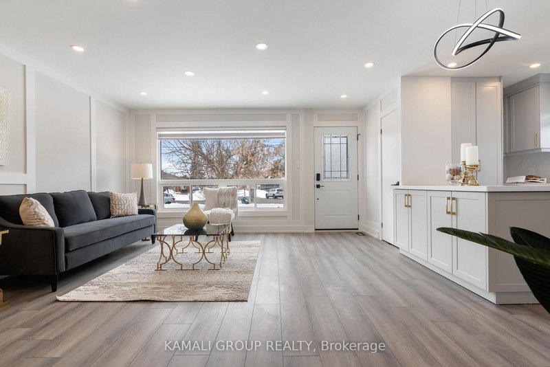 Main - 139 Maurice Crt, Newmarket, L3Y 2W1 | Image 3