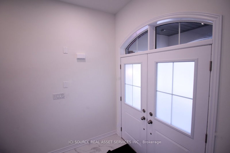 1093 Cole St, Innisfil, L9S 4R7 | Image 2