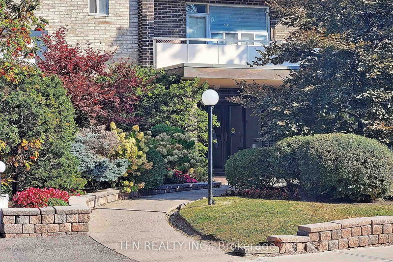 301 - 67 Richmond St, Richmond Hill, L4C 3Y3 | Image 3