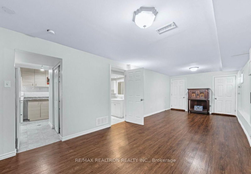 708 Jackson Crt, Newmarket, L3Y 5A6 | Image 3