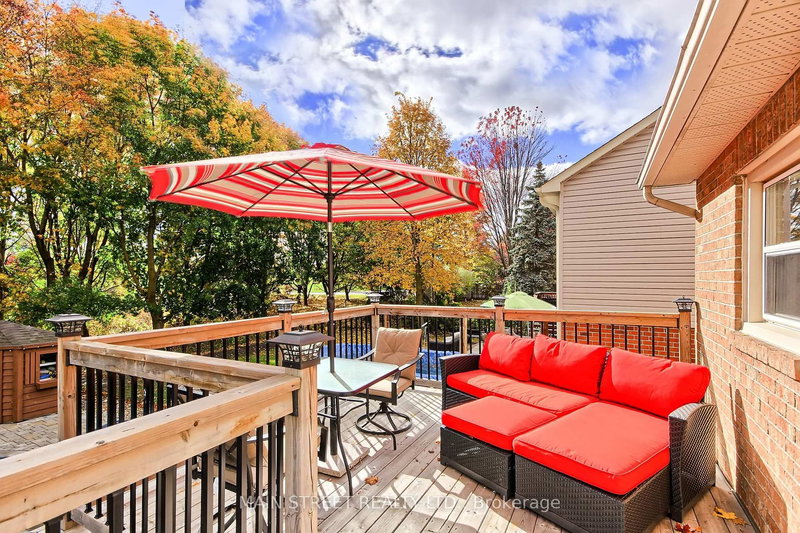 104 Peevers Cres, Newmarket, L3Y 7T1 | Image 3