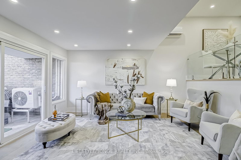 52 - 146 MILESTONE Cres E, Aurora, L4G 3M2 | Image 2