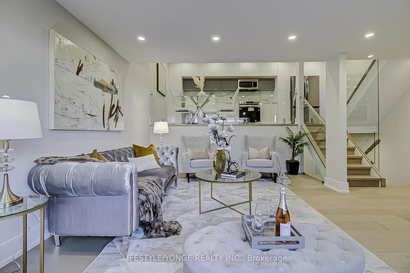 52 - 146 MILESTONE Cres E, Aurora, L4G 3M2 | Image 3