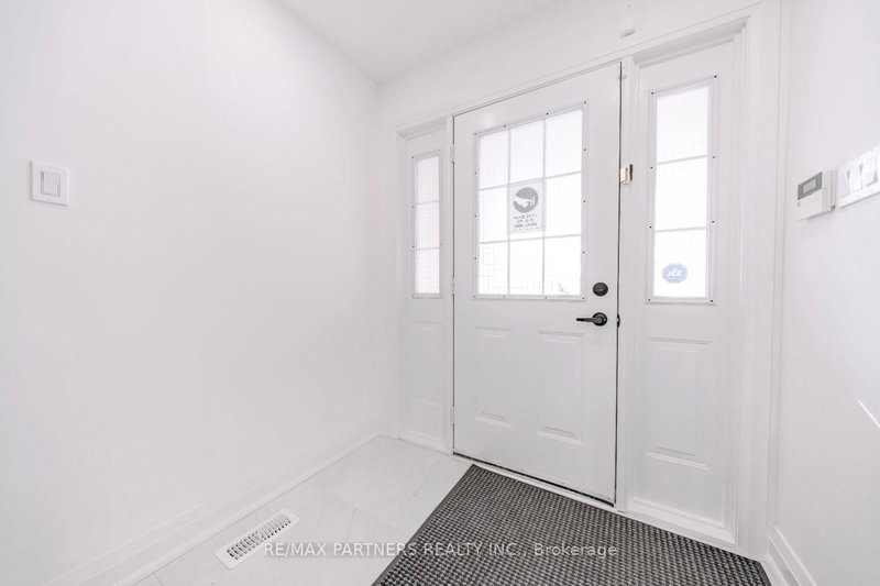 37 Landsdown Cres, Markham, L6E 1M6 | Image 2