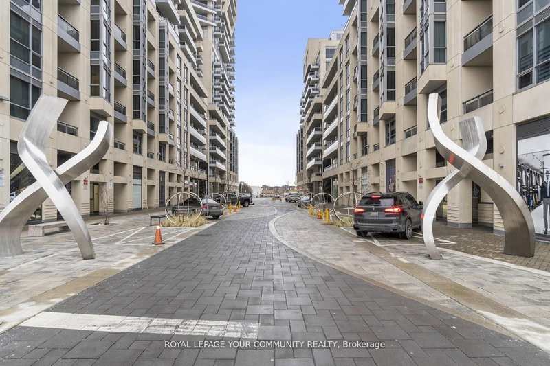 1613 - 9201 YONGE St, Richmond Hill, L4C 1H9 | Image 2