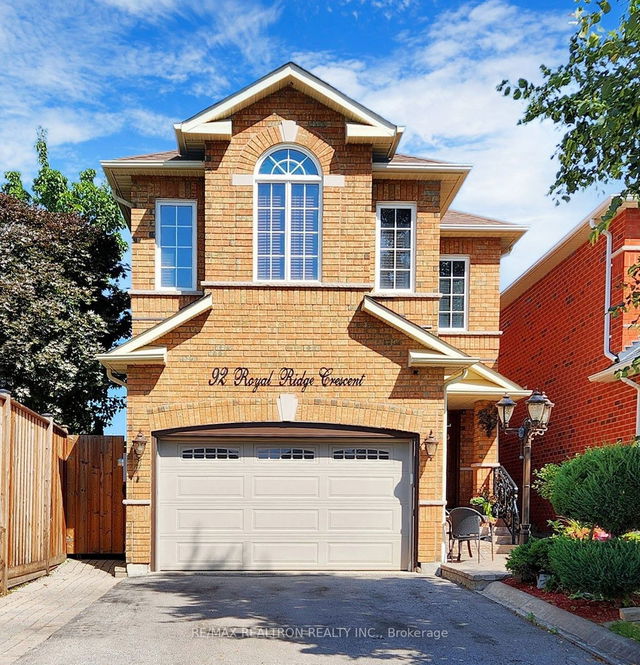 92 Royal Ridge Crescent