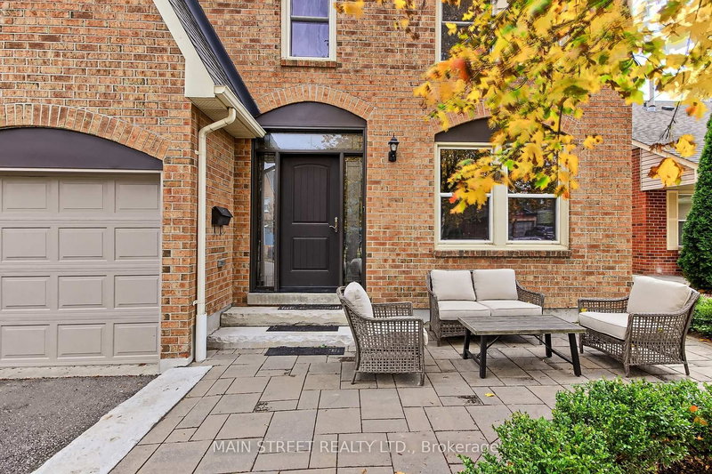 104 Peevers Cres, Newmarket, L3Y 7T1 | Image 2