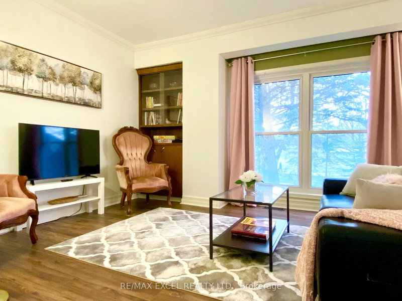 316 Eagle St, Newmarket, L3Y 1K1 | Image 2