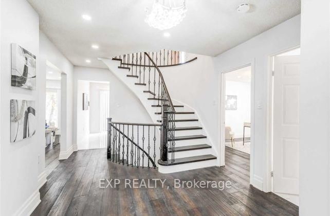 988 Leslie Valley Dr, Newmarket, L3Y 7E6 | Image 2