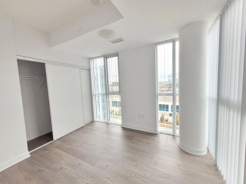 909 - 60 Honeycrisp Cres, Vaughan, L4K 0M7 | Image 3