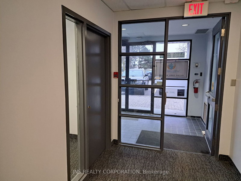 1 - 25 Millard Ave W, Newmarket, L3Y 7R6 | Image 3