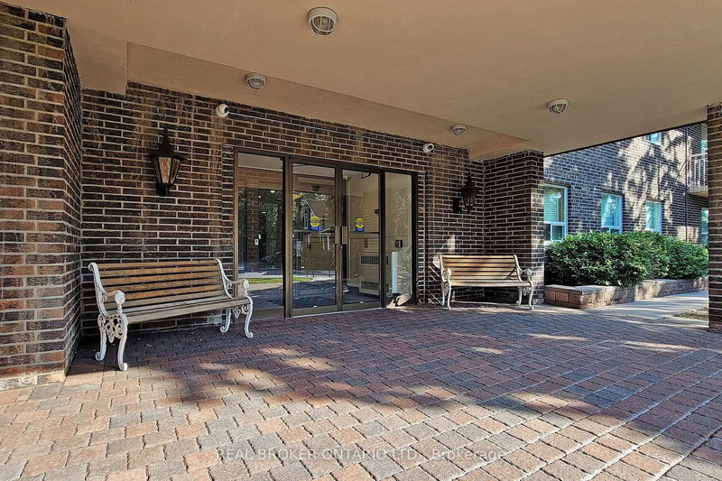705 - 67 Richmond St, Richmond Hill, L4C 3Y3 | Image 2