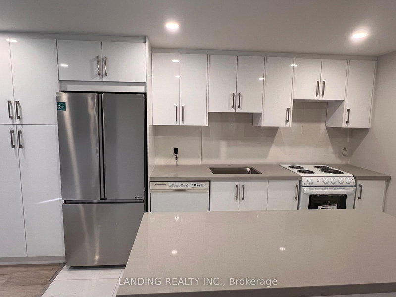 Lower 2 Barker Crt, Markham, L3P 3X8 | Image 3