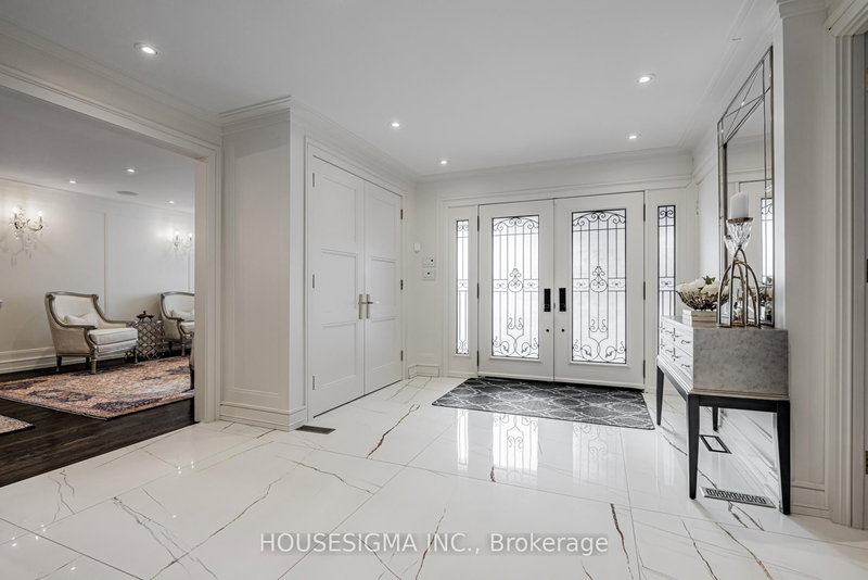 84 Cambridge Cres, Richmond Hill, L4C 6G2 | Image 2