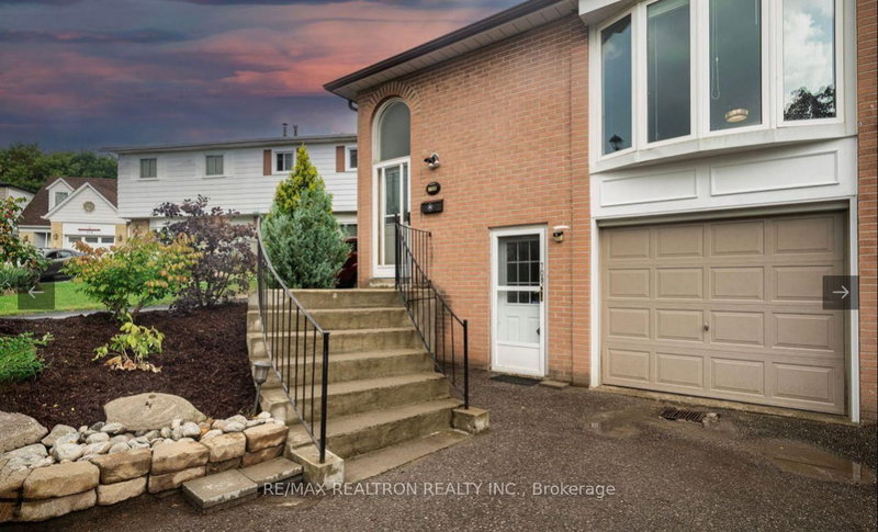 #Main - 708 Jackson Crt, Newmarket, L3Y 5A6 | Image 2