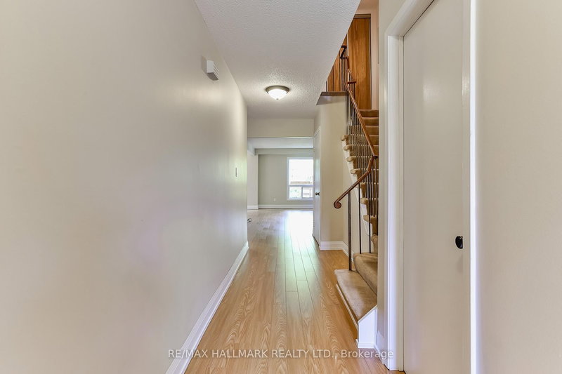 5 Michael Dr, Richmond Hill, L4C 5W6 | Image 2