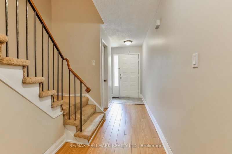 5 Michael Dr, Richmond Hill, L4C 5W6 | Image 3