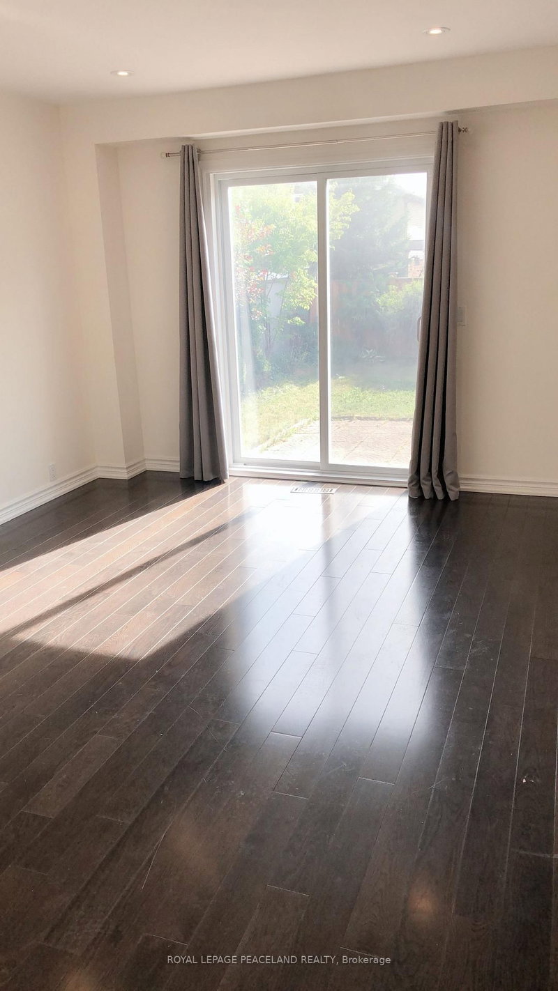 16 Madsen Cres, Markham, L3R 4P3 | Image 2