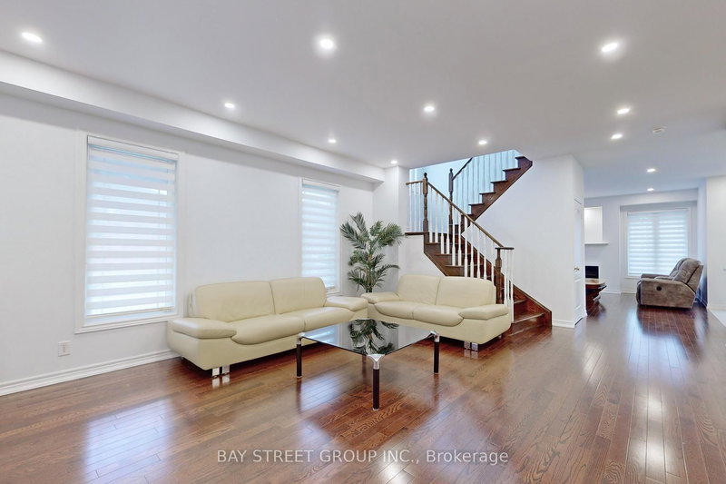 201 Bilbrough St, Aurora, L4G 7X1 | Image 3