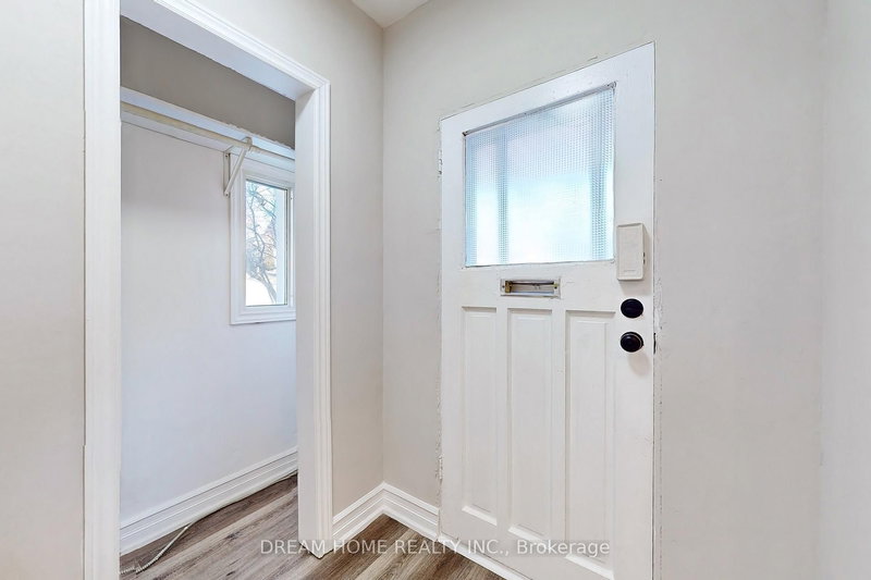 54 Vincent St, Newmarket, L3Y 4G5 | Image 2