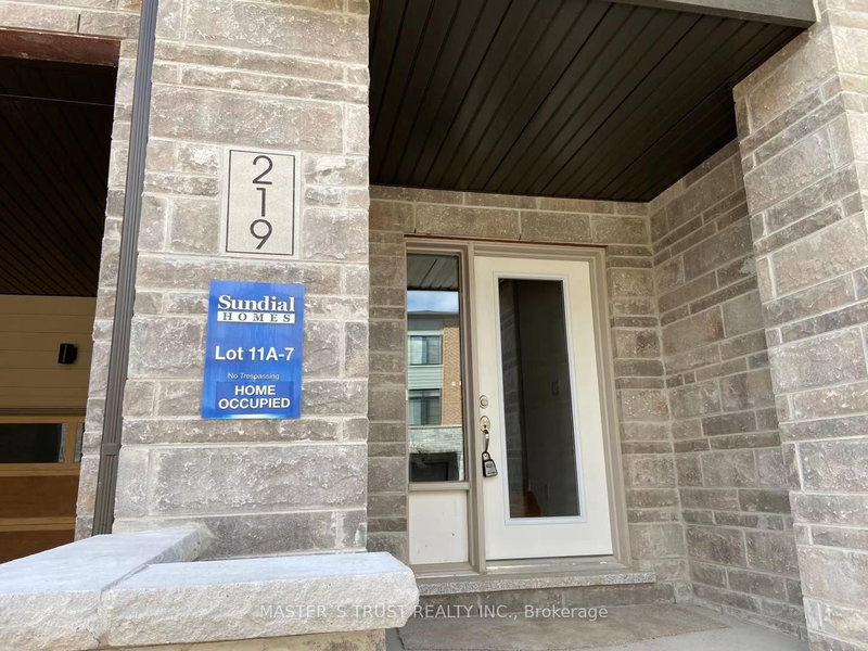 219 Vivant St, Newmarket, L3X 0K7 | Image 2