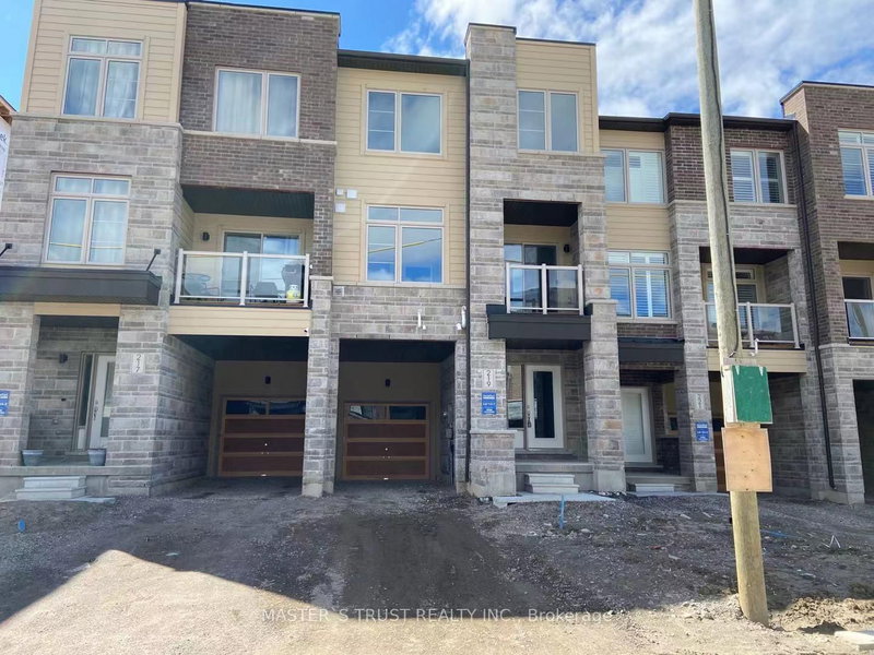 219 Vivant St, Newmarket, L3X 0K7 | Image 3