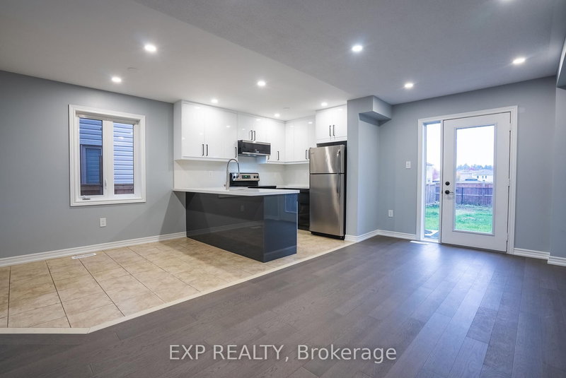 18 Admiral Cres, Essa, L0M 1B4 | Image 2