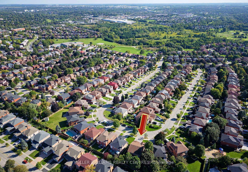 98 Keffer Circ, Newmarket, L3X 1R8 | Image 3